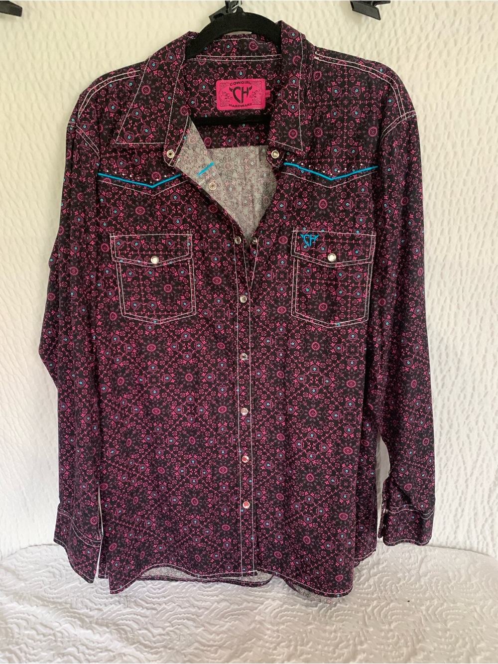 Women’s Cowboy Hardware Black & Pink Button-Down Western Shirt